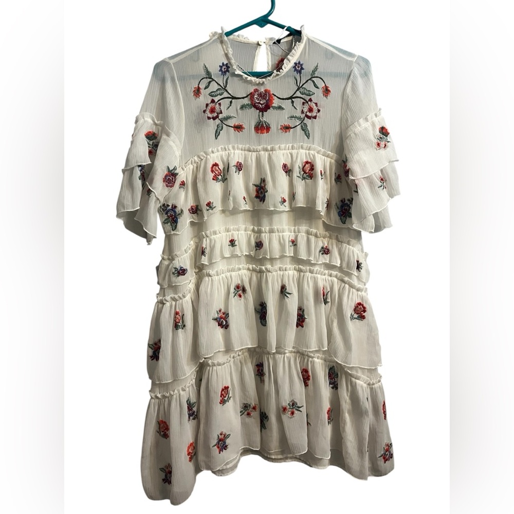 Zara white floral embroidered ruffled
minidresses summer romance size small
